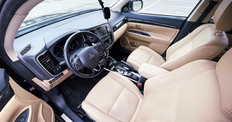 Mitsubishi Outlander cena 104550 przebieg: 54000, rok produkcji 2017 z Poznań małe 301